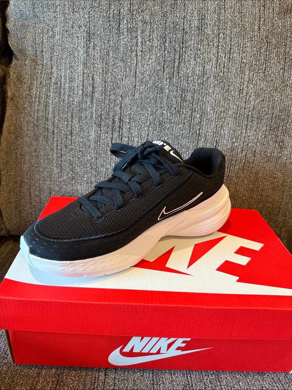 NIB NIKE WOMANS 8 M